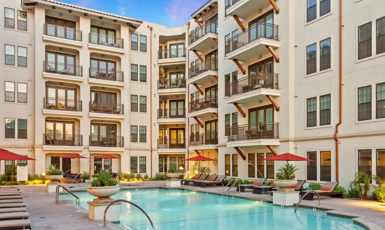 Multifamily community courtyard and amenities